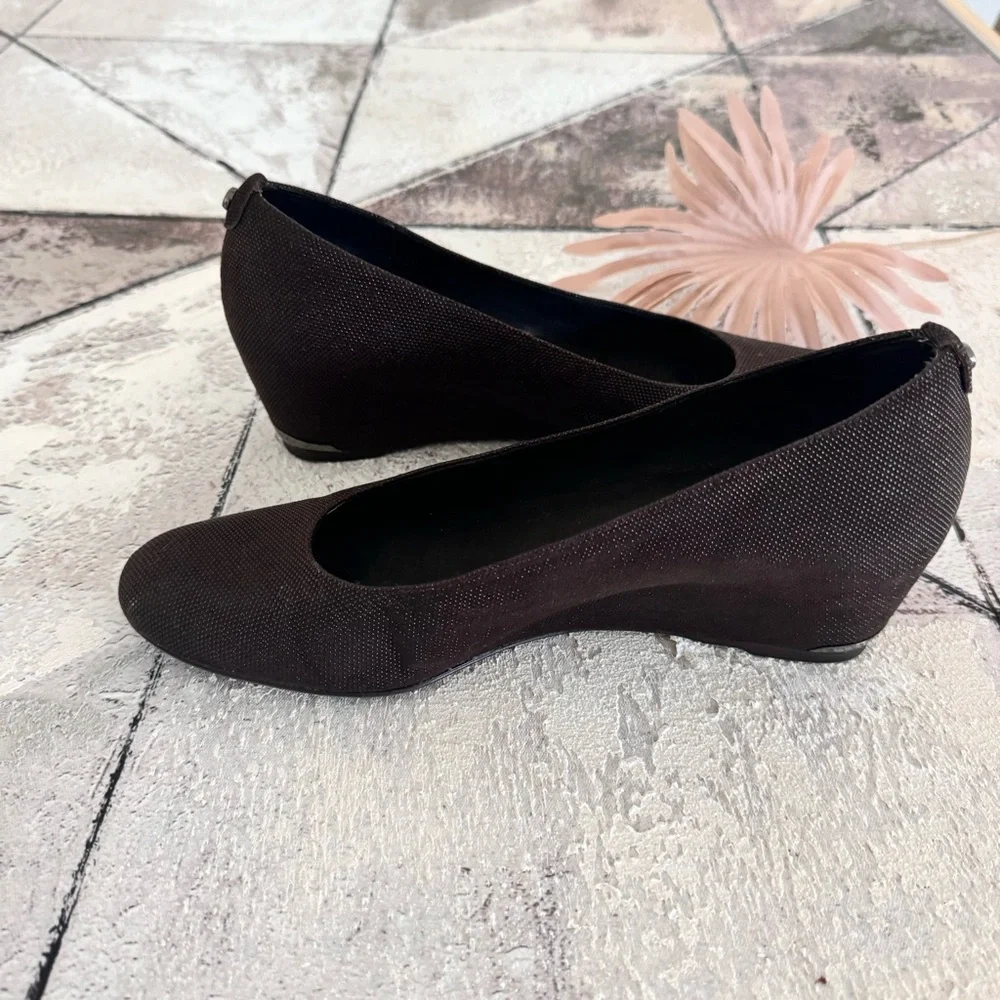 STUART WEITZMAN Black Sojourn Goosebump Textured Wedge Pumps Low Heel Size 8